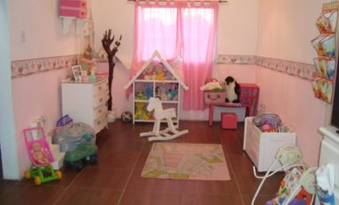 CASA 2 PLANTAS, 6AMB ,DORM.EN SUITE, JARDIN,FONDO, ENTRADA 2 AUTOS.BNA UBIC.