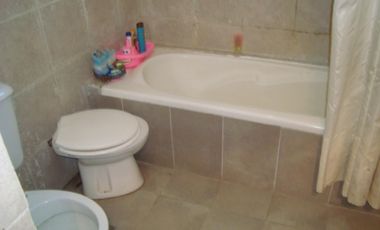 CASA 2 PLANTAS, 6AMB ,DORM.EN SUITE, JARDIN,FONDO, ENTRADA 2 AUTOS.BNA UBIC.