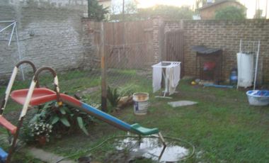 CASA 2 PLANTAS, 6AMB ,DORM.EN SUITE, JARDIN,FONDO, ENTRADA 2 AUTOS.BNA UBIC.