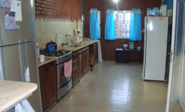 CASA 2 PLANTAS, 6AMB ,DORM.EN SUITE, JARDIN,FONDO, ENTRADA 2 AUTOS.BNA UBIC.