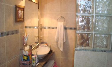 CASA 2 PLANTAS, 6AMB ,DORM.EN SUITE, JARDIN,FONDO, ENTRADA 2 AUTOS.BNA UBIC.