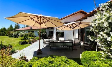 Casa En Venta En Requínoa (las Mercedes, Condominio) JARDÍN