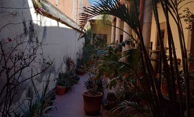 Vendo Casona en el Centro como Terreno 348m2, Calle Miguel Silva, con 2 locales, sin cochera.