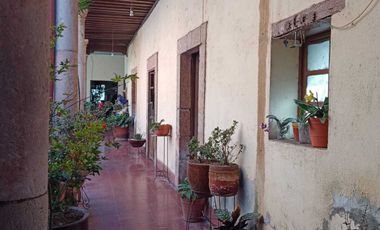 Vendo Casona en el Centro como Terreno 348m2, Calle Miguel Silva, con 2 locales, sin cochera.