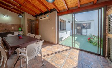 EN VENTA - CASA TRES DORMITORIOS - BARRIO ESPAÑA Y HOSPITALES
