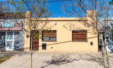 EN VENTA - CASA TRES DORMITORIOS - BARRIO ESPAÑA Y HOSPITALES
