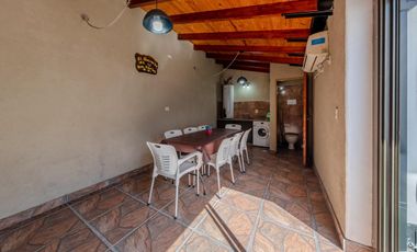 EN VENTA - CASA TRES DORMITORIOS - BARRIO ESPAÑA Y HOSPITALES