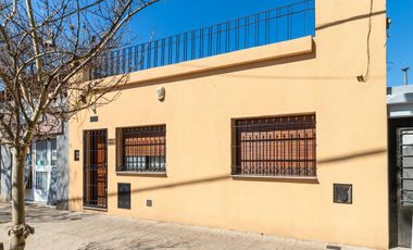 EN VENTA - CASA TRES DORMITORIOS - BARRIO ESPAÑA Y HOSPITALES