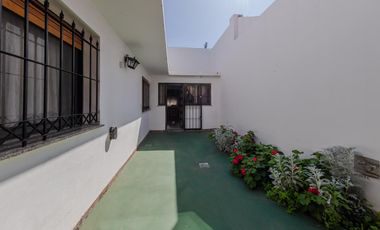 EN VENTA - CASA TRES DORMITORIOS - BARRIO ESPAÑA Y HOSPITALES
