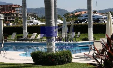 A16 Villa con alberca interior frente a la marina en Ixtapa
