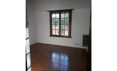 VENTA CASA 3 AMB GRAN PARQUE Y GALPON barrio 2 de abril