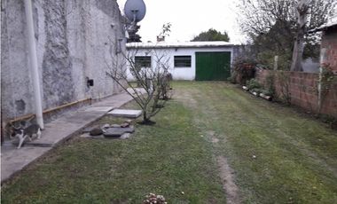 VENTA CASA 3 AMB GRAN PARQUE Y GALPON barrio 2 de abril