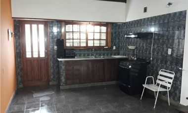 VENTA CASA 3 AMB GRAN PARQUE Y GALPON barrio 2 de abril