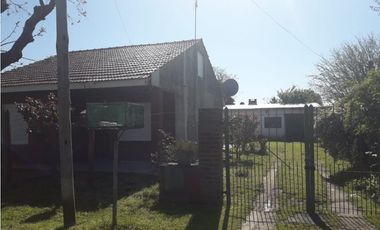 VENTA CASA 3 AMB GRAN PARQUE Y GALPON barrio 2 de abril