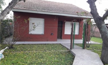 VENTA CASA 3 AMB GRAN PARQUE Y GALPON barrio 2 de abril