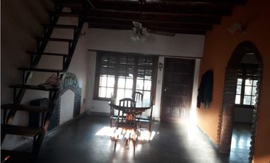 VENTA CASA 3 AMB GRAN PARQUE Y GALPON barrio 2 de abril