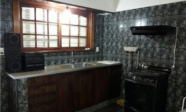 VENTA CASA 3 AMB GRAN PARQUE Y GALPON barrio 2 de abril