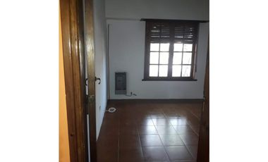 VENTA CASA 3 AMB GRAN PARQUE Y GALPON barrio 2 de abril