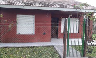 VENTA CASA 3 AMB GRAN PARQUE Y GALPON barrio 2 de abril