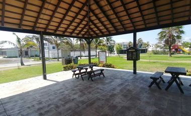 CASA EN VENTA CON ALBERCA REC. EN P.B. FRACC. LOMAS DIAMANTE RIVIERA VERACRUZANA