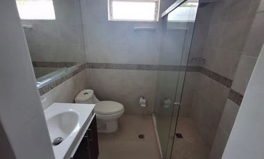 apartamento en arriendo en loma de las brujas. Cod A214137