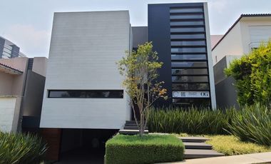 Moderna casa en venta en Cumbres de Santa Fe