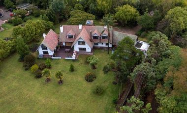 casa en arriendo/venta en canelon. Cod V16565