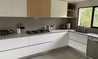 casa en arriendo/venta en canelon. Cod V16565