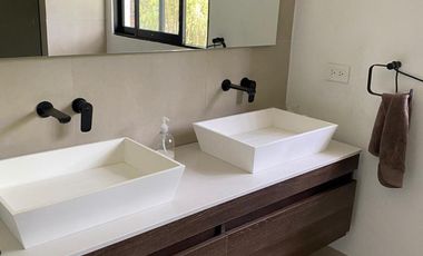 casa en arriendo/venta en canelon. Cod V16565