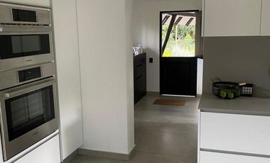 casa en arriendo/venta en canelon. Cod V16565