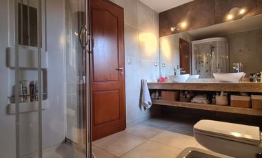 Casa de 5 ambientes con pileta en  Dos Valles