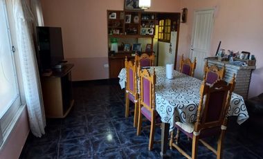 Casa De 5 Ambientes, Amplio Garaje, Parrilla, 4 Dormitorios,