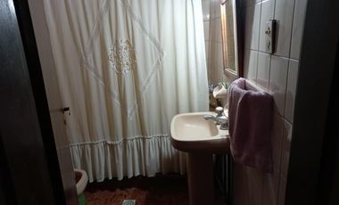 Casa De 5 Ambientes, Amplio Garaje, Parrilla, 4 Dormitorios,