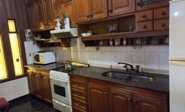 Casa De 5 Ambientes, Amplio Garaje, Parrilla, 4 Dormitorios,