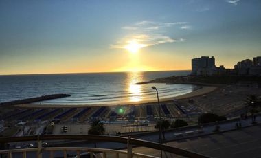 Departamento de 3 amb c/ cochera. Excelente vista al mar. Zona Varese