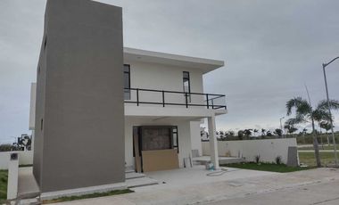CASA EN VENTA CON RECAMARA O ESTUDIO EN P.B. FRACC. RÍO DEL DORADO BOCA DEL RÍO