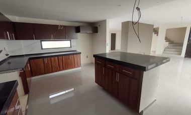 CASA EN VENTA CON RECAMARA O ESTUDIO EN P.B. FRACC. RÍO DEL DORADO BOCA DEL RÍO