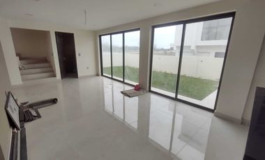 CASA EN VENTA CON RECAMARA O ESTUDIO EN P.B. FRACC. RÍO DEL DORADO BOCA DEL RÍO