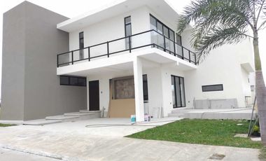 CASA EN VENTA CON RECAMARA O ESTUDIO EN P.B. FRACC. RÍO DEL DORADO BOCA DEL RÍO