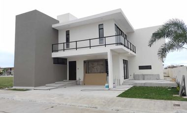 CASA EN VENTA CON RECAMARA O ESTUDIO EN P.B. FRACC. RÍO DEL DORADO BOCA DEL RÍO