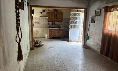 CASA A RECICLAR EN EL BARRIO LUNA!!