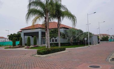 venta de Casa con buenos acabados  en Urb. Casa laguna a 5 minutos del Riocentro  Dorado
