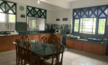 Vila Luas  Dan Bersih  Serta  Nyaman  Bersama Keluarga Carita