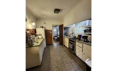 VENTA CASA SOBRE 2 LOTES A METROS DE AV. JUAN B JUSTO B.RIVADAVIA
