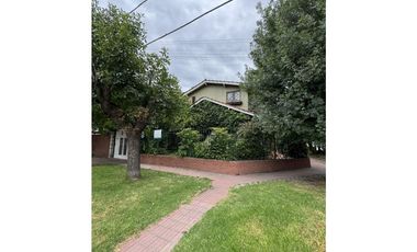VENTA CASA SOBRE 2 LOTES A METROS DE AV. JUAN B JUSTO B.RIVADAVIA