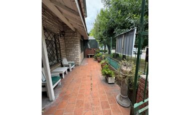 VENTA CASA SOBRE 2 LOTES A METROS DE AV. JUAN B JUSTO B.RIVADAVIA