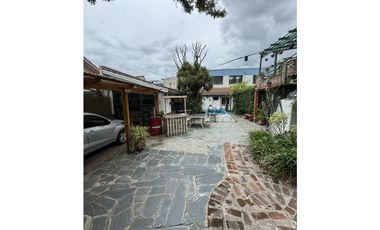 VENTA CASA SOBRE 2 LOTES A METROS DE AV. JUAN B JUSTO B.RIVADAVIA