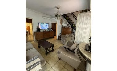 VENTA CASA SOBRE 2 LOTES A METROS DE AV. JUAN B JUSTO B.RIVADAVIA