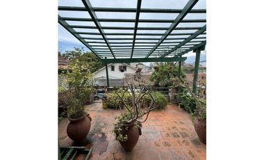 VENTA CASA SOBRE 2 LOTES A METROS DE AV. JUAN B JUSTO B.RIVADAVIA