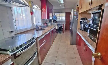 Casa solida,5 dorm.4 baños, estar, terraza, estacionamiento.